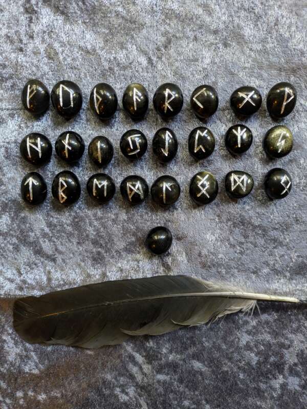 Obsidian Rune Set “Huginn and Muninn”